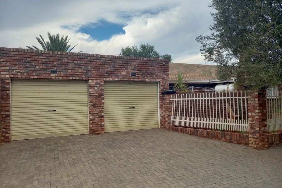 3 Bedroom Property for Sale in Roylglen Gardens Northern Cape